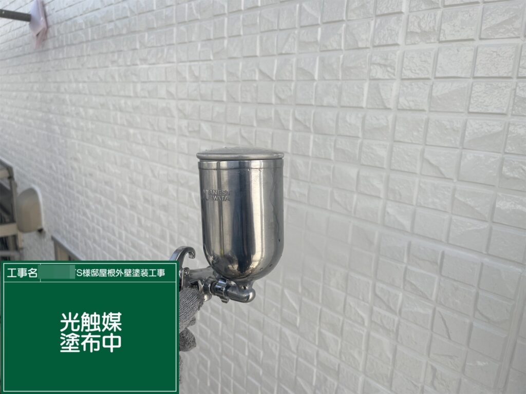 仕上げ材のクリスタルシーズンtgを塗布します。